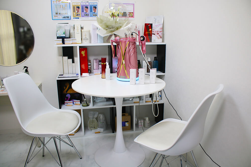 フェムケアマシン導入事例 エモーション-フェムケア専門店　Feminine【フェミニン】室内